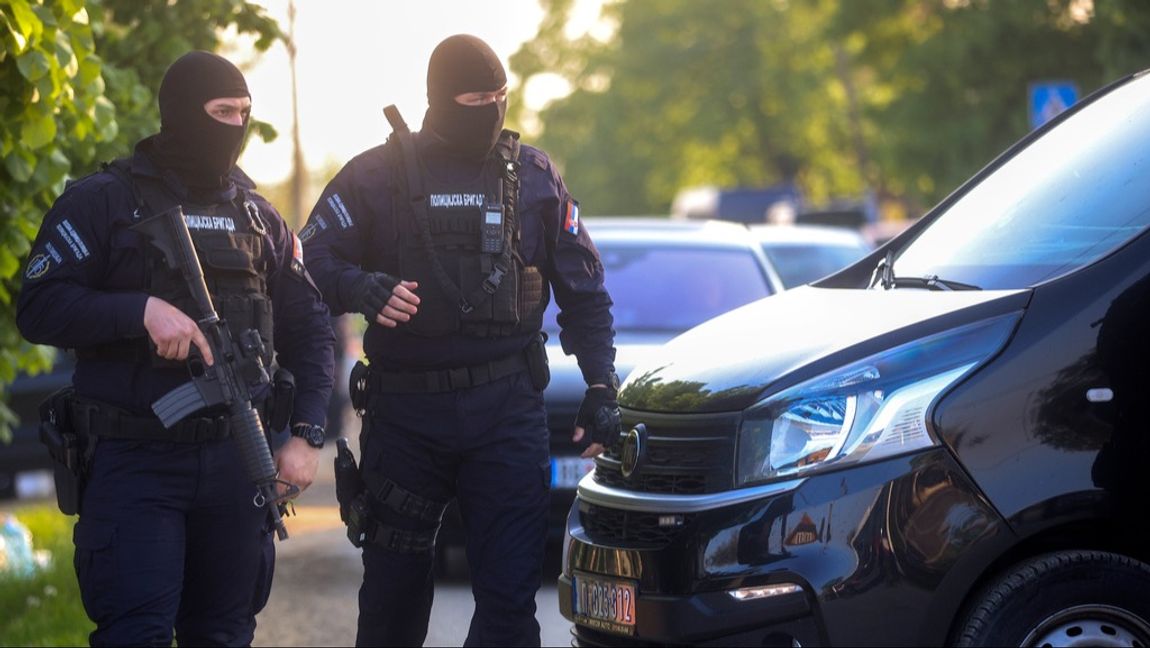 Beväpnade poliser under jakten på gärningsmannen. Foto: Armin Durgut/AP/TT