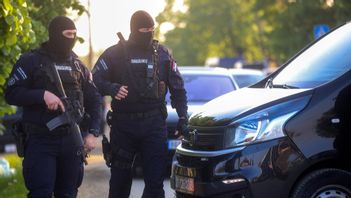 Beväpnade poliser under jakten på gärningsmannen. Foto: Armin Durgut/AP/TT