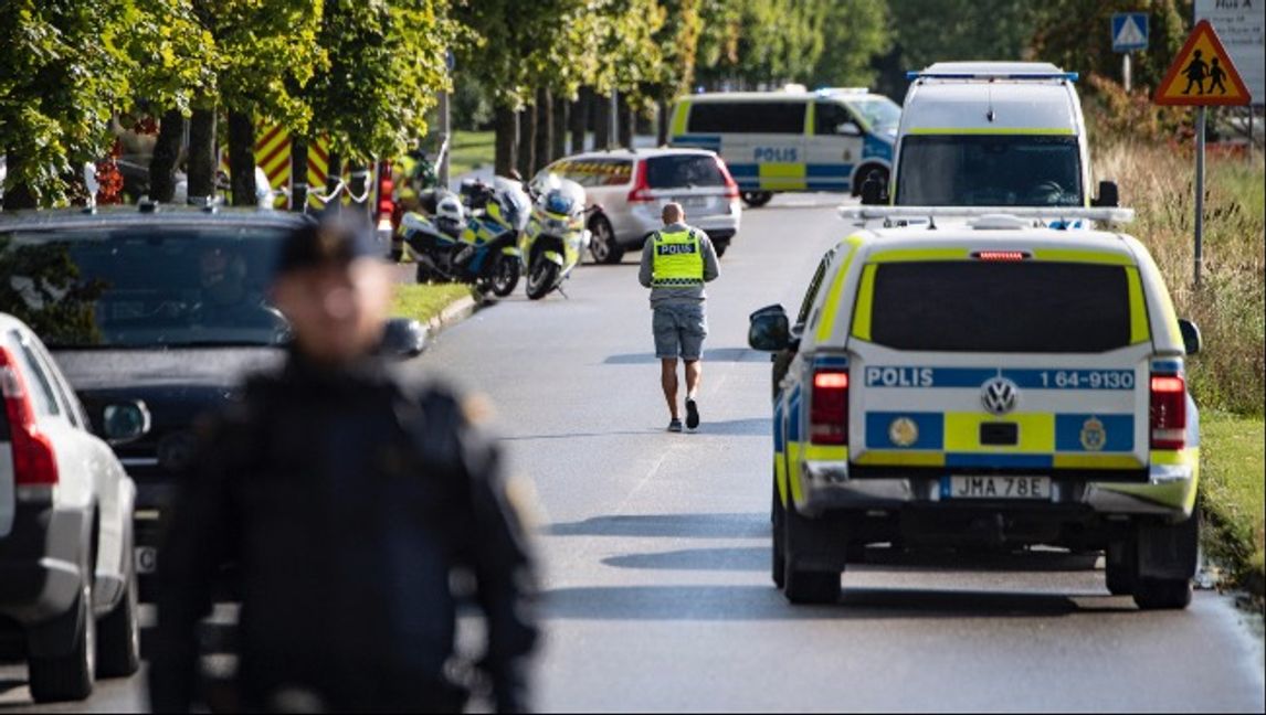 Ett stort polispådrag med insatsstyrkan på plats vid Källebergsskolan i Eslöv under torsdagen sedan en lärare attackerades med en kniv. Foto: Johan Nilsson/TT