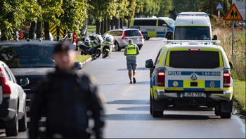 Ett stort polispådrag med insatsstyrkan på plats vid Källebergsskolan i Eslöv under torsdagen sedan en lärare attackerades med en kniv. Foto: Johan Nilsson/TT