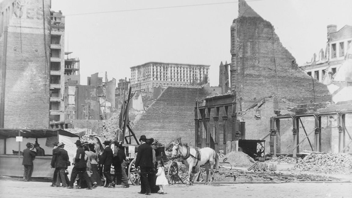 En stad utan bostadsbrist. San Francisco efter jordbävningen och branden 1906. Foto:  H. D. Chadwick, Public Domain