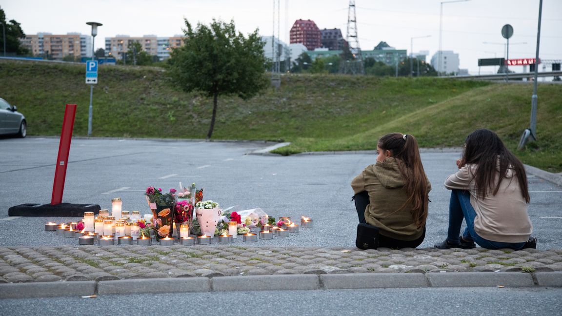 Blommor och ljus på platsen där den tolvåriga flickan sköts. Foto: Ali Lorestani/TT