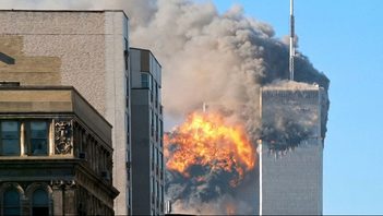 Foto: UA_Flight_175_hits_WTC_south_tower_9-11.jpeg: Flickr user TheMachineStops (Robert J. Fisch)/CC BY 2.0