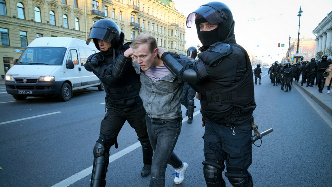 Rysk demonstrant grips av polis. Foto: AP/TT