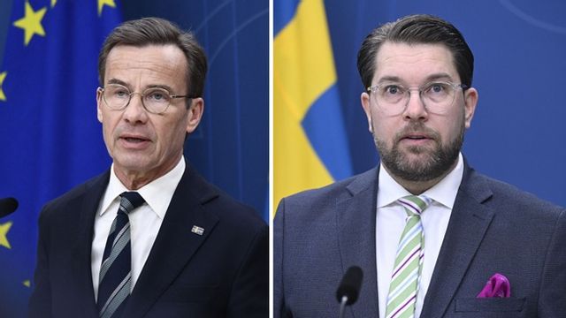 Statsminister Ulf Kristersson (M) och SD-ledaren Jimmie Åkesson. Nu är Sverigedemokraterna för fjärde månaden i rad större än Moderaterna i opinionen. Foto: Lars Schröder/TT/Jessica Gow/TT