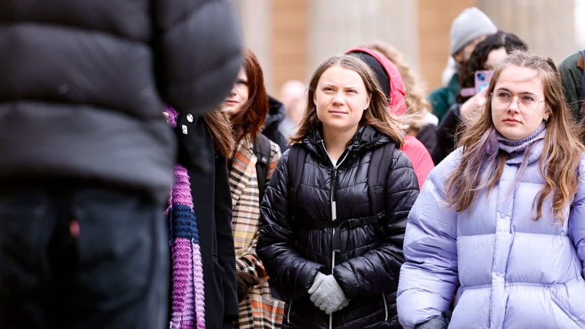 Greta Thunberg och Skolstrejk för klimatet under en manifestationen under fredagen på Mynttorget. Foto: Stefan Jerrevång / TT 