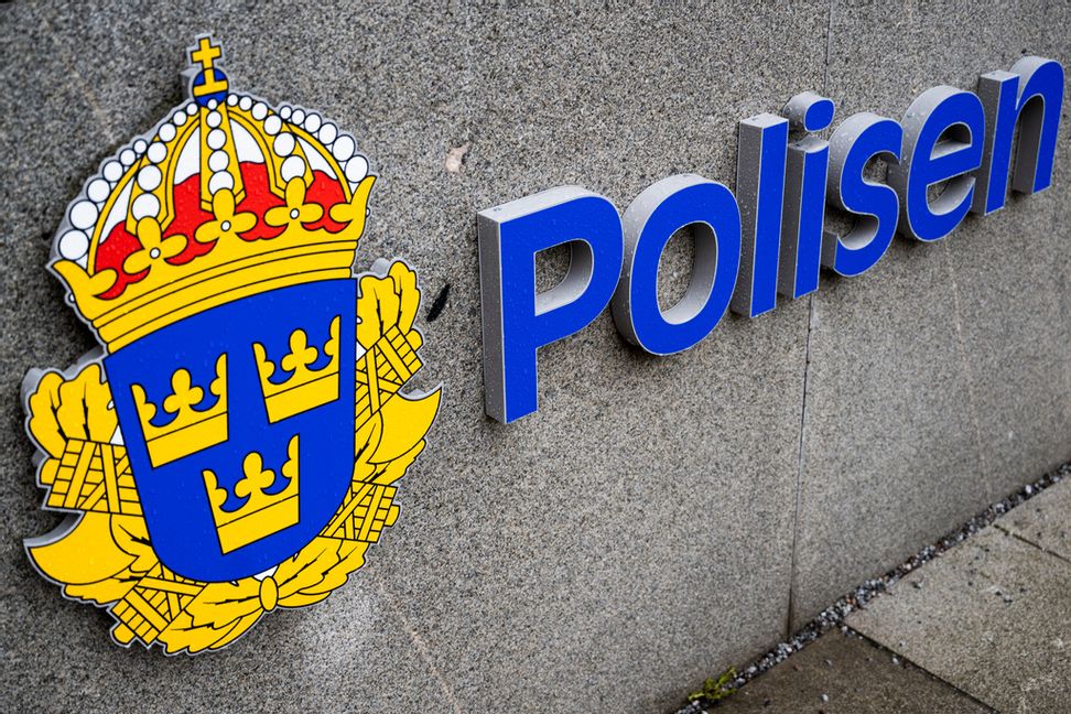 Polisens logga utanför gamla polishuset på Kungsholmen. Arkivbild. Foto: Henrik Montgomery/TT