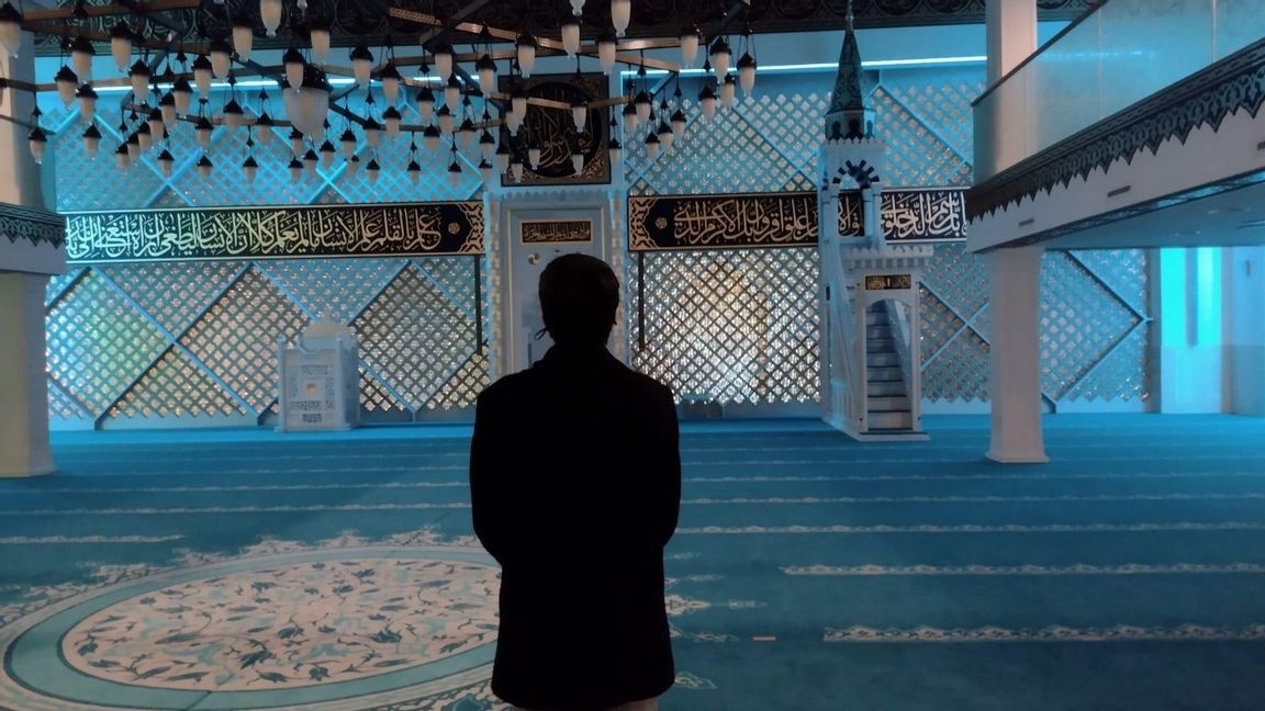 ”Ali” på plats i en moské. Foto: Privat 