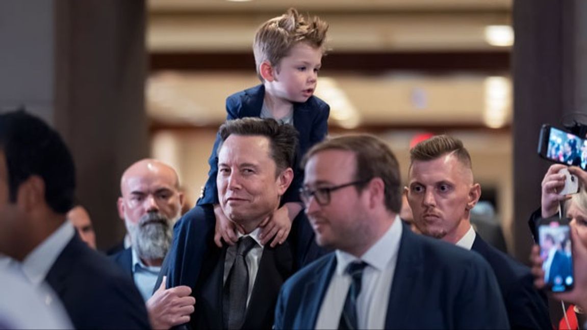 Elon Musk anländer till Capitol Hill med sin son X Æ A-Xii. Foto: J. Scott Applewhite/AP/TT. 