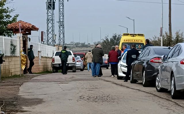 Anhöriga väntar på besked utanför ett eldhärjat äldreboende i närheten av Zaragoza i norra Spanien. Ferran Mallol/AP/TT