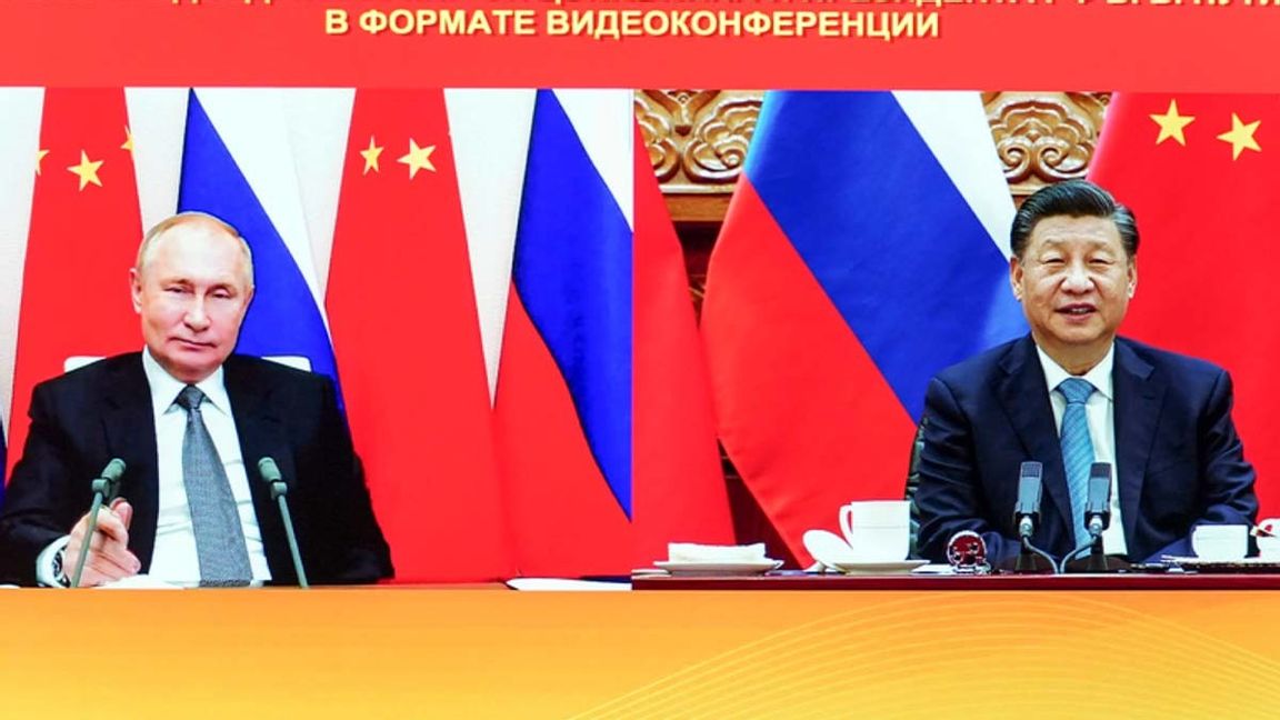 Vladimir Putin och Xi Jinping vid ett virtuellt möte i december 2021. Foto: Yin Bogu/AP/TT