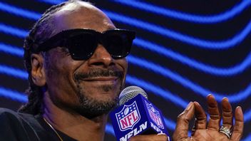 Artisten Snoop Dogg på en presskonferens inför söndagens Super Bowl, som han nu kan tvingas ställa in halvtidsuppträdande på. Foto: Morry Gash/AP/TT