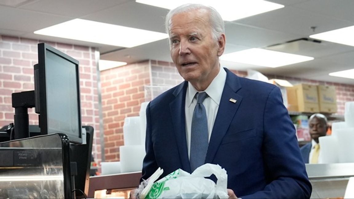 Joe Biden under ett butiksbesök. Foto: AP