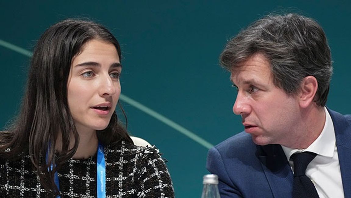 Romina Pourmokhtari och Frankrikes klimatambassadör Kevin Magron diskuterar under mötet i Baku. Bild: AP Photo/Sergei Grits