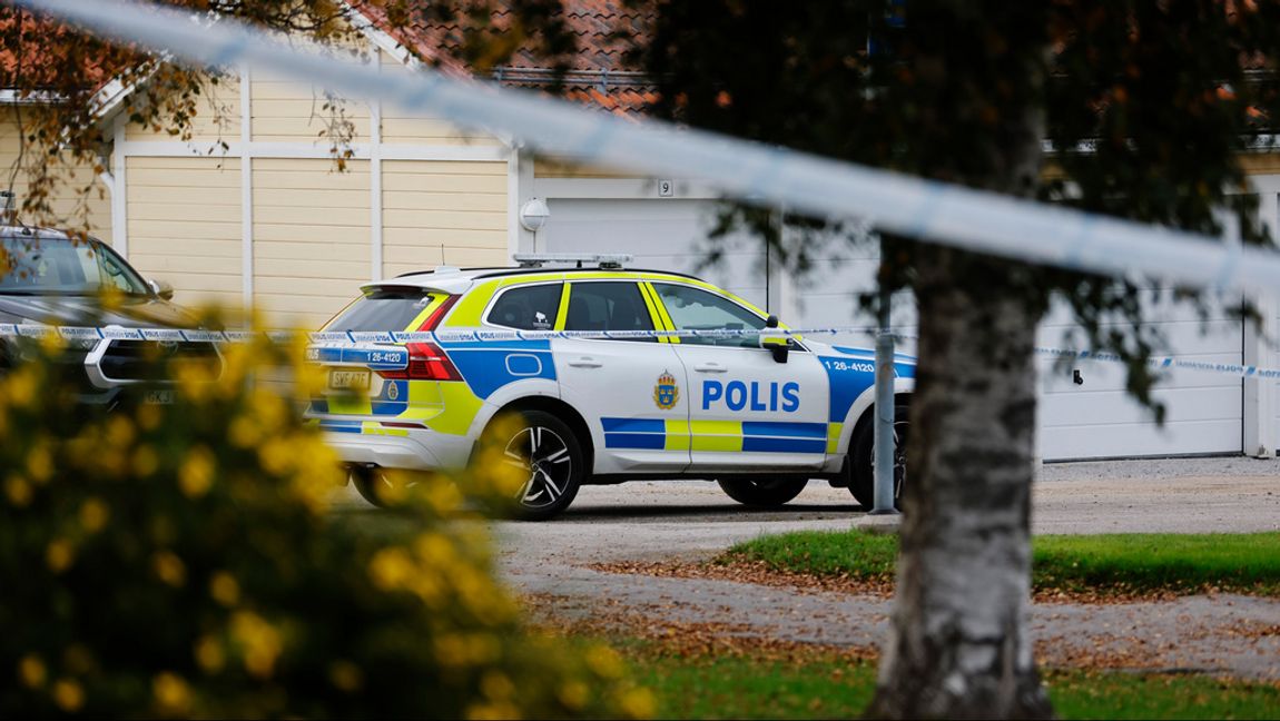 Polis på plats utanför huset där en ambulanssjukvårdare dödades i Nordanstig kommun på lördagen. Foto: Mats Andersson/TT