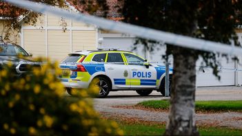 Polis på plats utanför huset där en ambulanssjukvårdare dödades i Nordanstig kommun på lördagen. Foto: Mats Andersson/TT