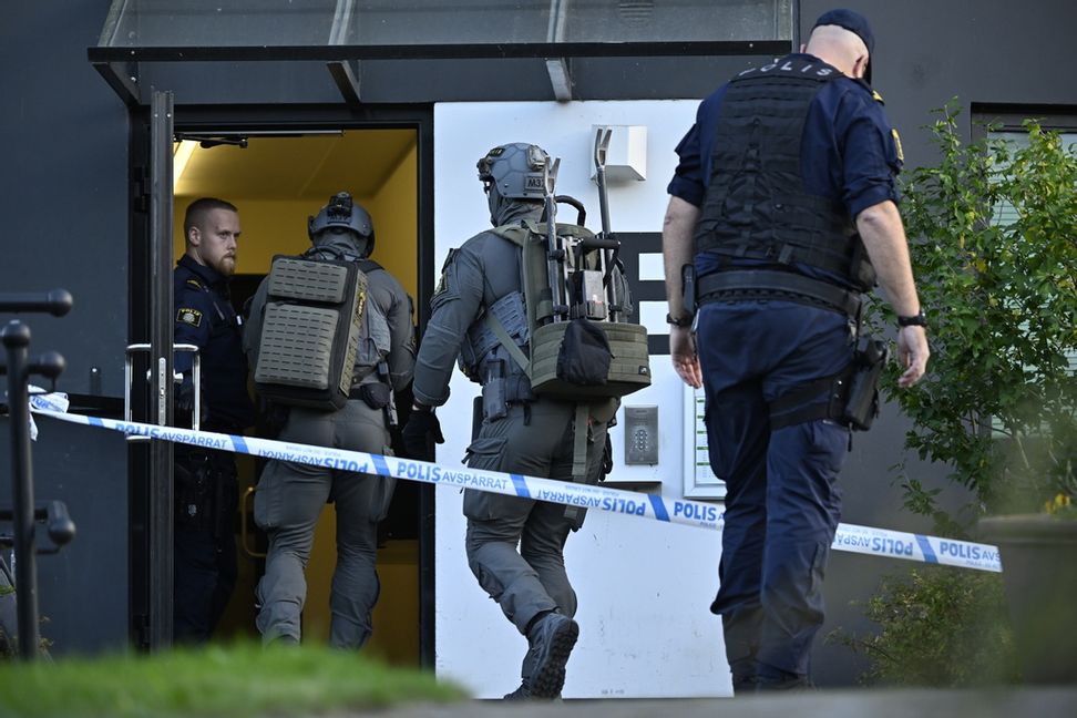 Polisens insatsstyrka på plats på Linero i östra Lund efter att två män hittats med stickskador. Arkivbild. Foto: Johan Nilsson/TT