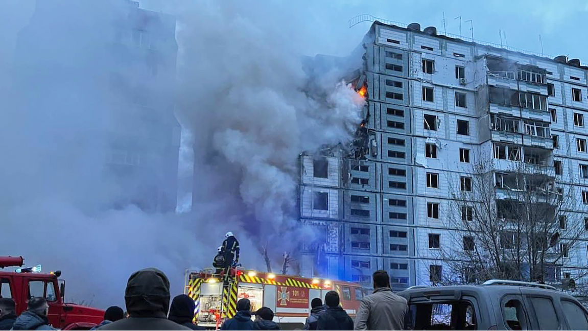 Ett höghus fattade eld det att bråte från nedskjutna drönare slagit ned. Genrebild. Foto: AP