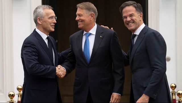 Glada miner när Natos generalsekreterare Jens Stoltenberg träffade Rumäniens president Klaus Iohannis och Nederländernas premiärminister Mark Rutte i Haag i somras. Nu kämpar de två sistnämnda om Stoltenbergs jobb. Foto: Peter Dejong/AP/TT
