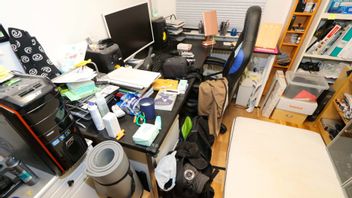 Barnamördarens arbetsbord, där han via datorn sökte uppgifter om hur man mördar och hur man byter kön. Och där den dystopiska ”Orons bok” av den portugisiske författaren Fernando Pessoa ligger i engelsk översättning. Foto ur förundersökningsprotokollet.