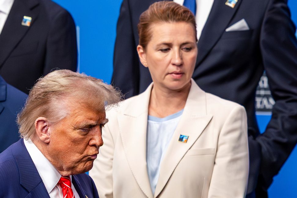Danmarks statsminister Mette Frederiksen ser på när USA:s president Donald Trump anländer till fotografering vid förra veckans Natotoppmöte i Haag. Foto: Geert Vanden Wijngaert/AP/TT