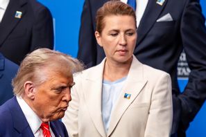 Danmarks statsminister Mette Frederiksen ser på när USA:s president Donald Trump anländer till fotografering vid förra veckans Natotoppmöte i Haag. Foto: Geert Vanden Wijngaert/AP/TT