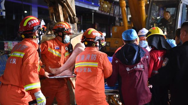 Räddningsarbetare på plats i Changsha i Kina. Foto: Chen Zhenhai/AP/TT