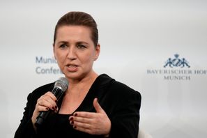 Danmarks statsminister Mette Frederiksen (S). Arkivbild från ett panelsamtal vid säkerhetskonferensen i München i lördags. Matthias Schrader/AP/TT