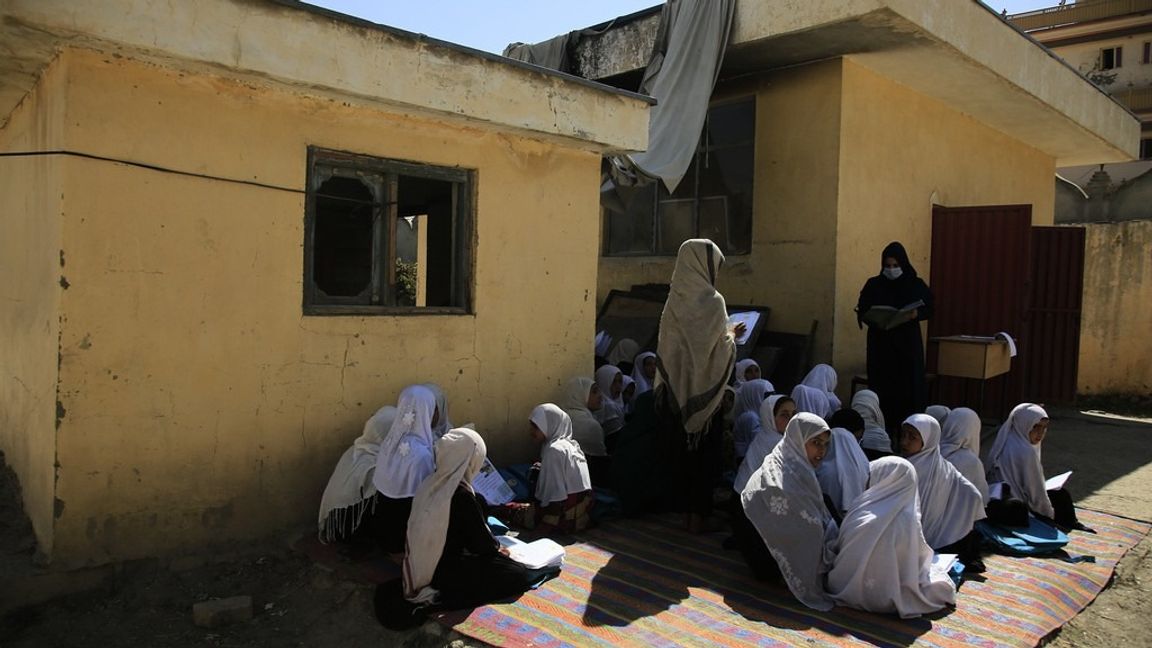 Resultaten av svenskt bistånd i Afghanistan bedöms som svaga, men insatser för utbildning har fungerat bättre än andra typer av insatser, visar en ny rapport. Bilden är från en utomhuslektion vid en skola i Kabul i fjol. Mariam Zuhaib/AP/TT