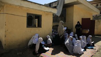 Resultaten av svenskt bistånd i Afghanistan bedöms som svaga, men insatser för utbildning har fungerat bättre än andra typer av insatser, visar en ny rapport. Bilden är från en utomhuslektion vid en skola i Kabul i fjol. Mariam Zuhaib/AP/TT