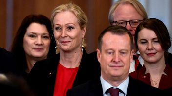 Kulturminister Jeanette Gustafsdotter (S) i röd tröja, snett bakom Anders Ygeman integrations- migrations och idrottsminister. Foto: Pontus Lundahl/TT