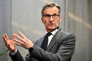 Riksbankschefen Erik Thedéen och hans direktion sänker styrräntan två gånger till i år, enligt en ny prognos från Handelsbanken. Arkivbild. Foto: Christine Olsson/TT