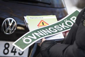 Introduktionsutbildningen tas bort för den som övningskör privat och för handledaren. Arkivbild. Fredrik Sandberg/TT