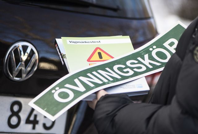 Introduktionsutbildningen tas bort för den som övningskör privat och för handledaren. Arkivbild. Fredrik Sandberg/TT