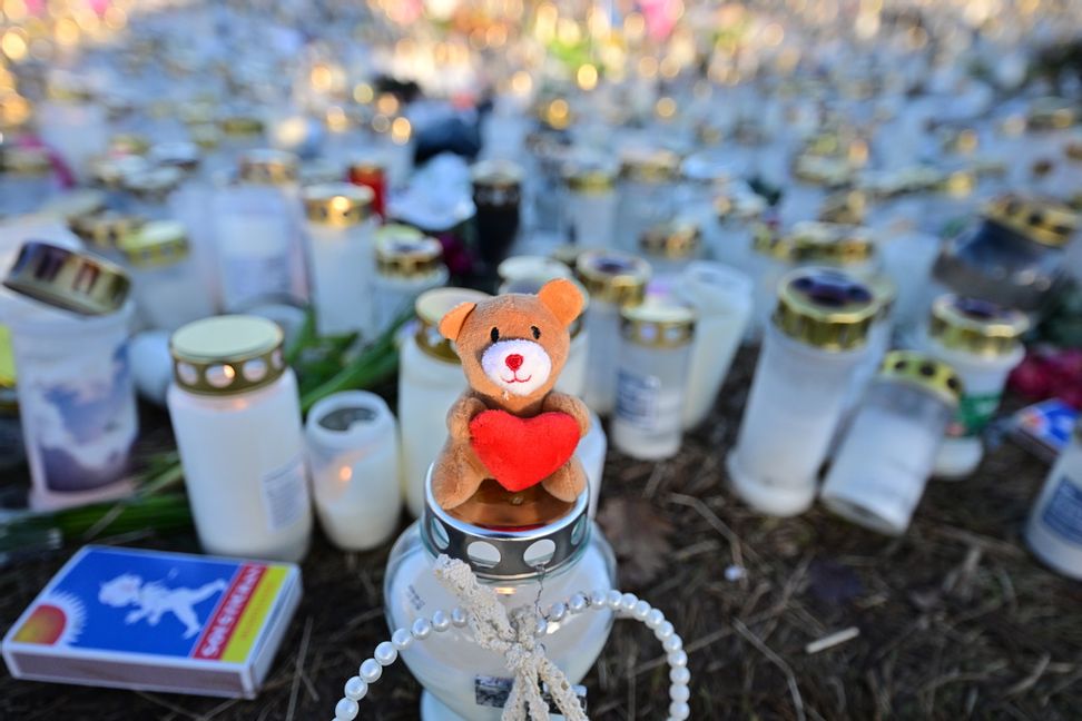 Ljus på minnesplatsen utanför Campus Risbergska i Örebro ett par dagar efter att tio personer dödades i en masskjutning den 4 februari. Foto: Björn Larsson Rosvall/TT