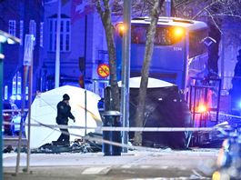 Polistekniker på plats där en buss körde in i en busskur på Östermalm i Stockholm på fredagseftermiddagen. Claudio Bresciani/TT