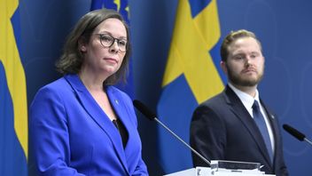 Migrationsminister Maria Malmer Stenergard (M) och Henrik Vinge (SD) under en pressträff. Foto: Jessica Gow/TT