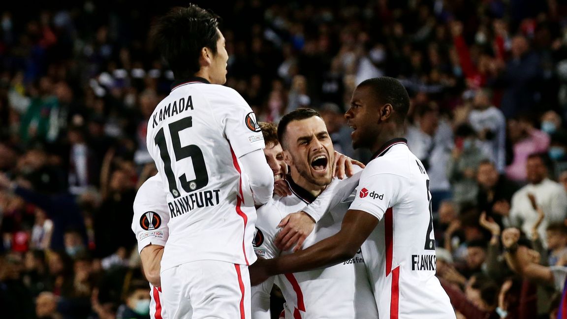 Frankfurts Filip Kostic gjorde två mål mot Barcelona. Foto: Joan Monfort/AP/TT