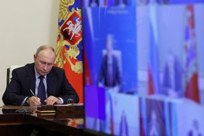 Den ryske presidenten Vladimir Putin vid ett möte häromdagen om läget i de till Ukraina gränsande regionerna Kursk, Belgorod och Bryansk, som Ukraina har börjat attackera mer. Gavriil Grigorov/Kreml via AP/TT