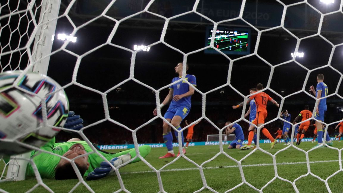 Denzel Dumfries gör det avgörande 3-2 målet i EM:s hitintills målrikaste match mellan Nederländerna och Ukraina. Var slumpen månne inblandad? Foto: Peter Dejong/AP/TT