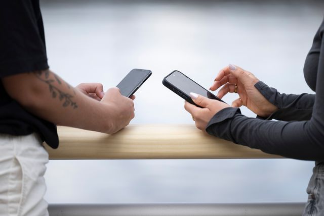Två kvinnor surfar och scrollar sociala medier på sina telefoner. Arkivbild. Foto: Fredrik Sandberg/TT