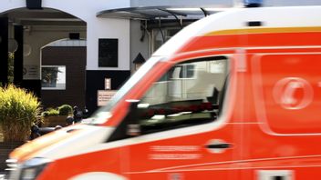 Arkivbild på ambulans som kör förbi ett tyskt sjukhus. Foto: Roland Weihrauch/DPA/AP/TT