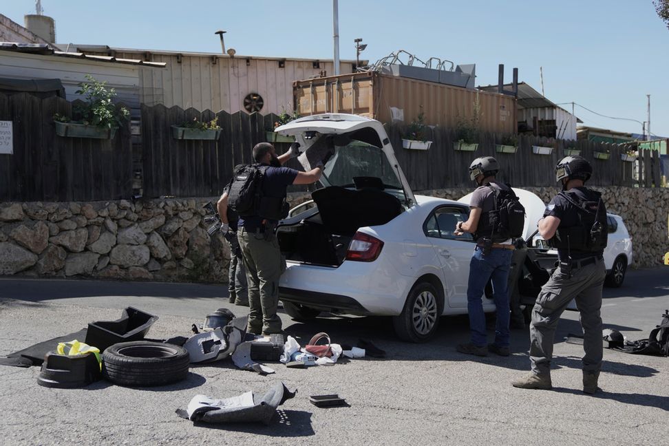 Israeliska säkerhetsstyrkor undersöker en bil efter knivattacken på ett hotell i Tzuba utanför Jerusalem. Foto: Mahmoud Illean/AP/TT