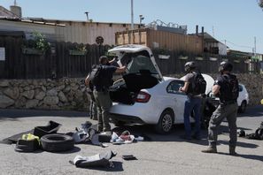 Israeliska säkerhetsstyrkor undersöker en bil efter knivattacken på ett hotell i Tzuba utanför Jerusalem. Foto: Mahmoud Illean/AP/TT