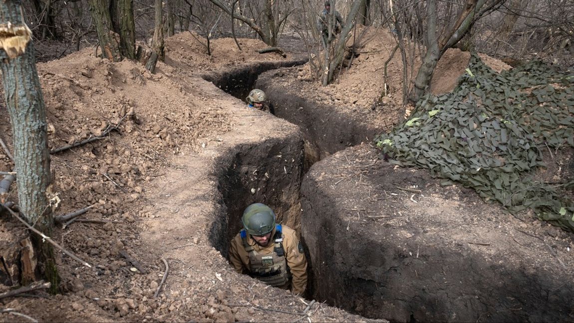 Ukrainska soldater i en skyttegrav vid fronten nära Bachmut i länet Donetsk i östra Ukraina. Bilden är tagen i början av mars i år. Foto: EFREM LUKATSKY/AP/TT