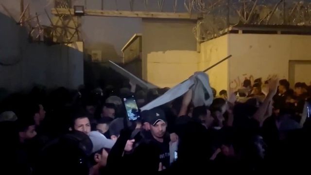 Demonstranter stormar svenska ambassaden i Bagdad. Foto: Skärmdump Reuters/Telegram