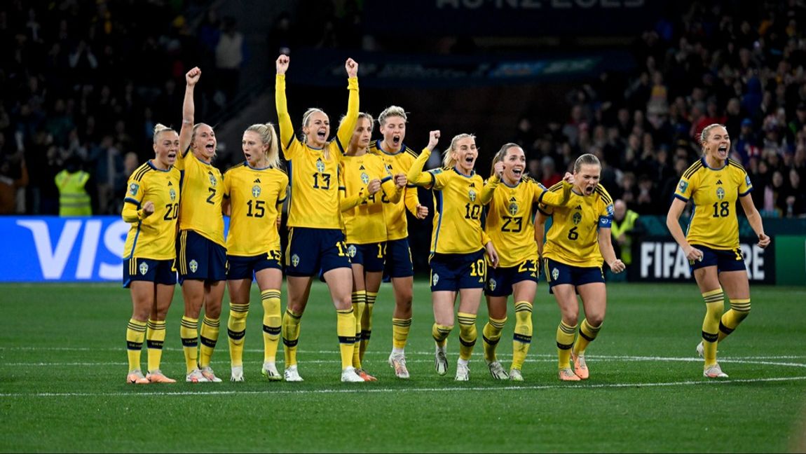 Sverige firar efter straffsegern mot USA i VM-åttondelsfinalen. Foto: Pontus Lundahl/TT