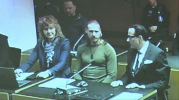 Den misstänkte krigsbrottslingen och tidigare befälhavaren för den ryska högerextrema militärgruppen Rusich, Voislav Torden (i mitten), under rättegången i Helsingfors tingsrätt. Foto: Heikki Saukkomaa/Lehtikuva/AP/TT