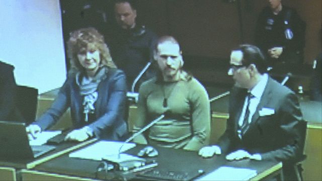 Den misstänkte krigsbrottslingen och tidigare befälhavaren för den ryska högerextrema militärgruppen Rusich, Voislav Torden (i mitten), under rättegången i Helsingfors tingsrätt. Foto: Heikki Saukkomaa/Lehtikuva/AP/TT