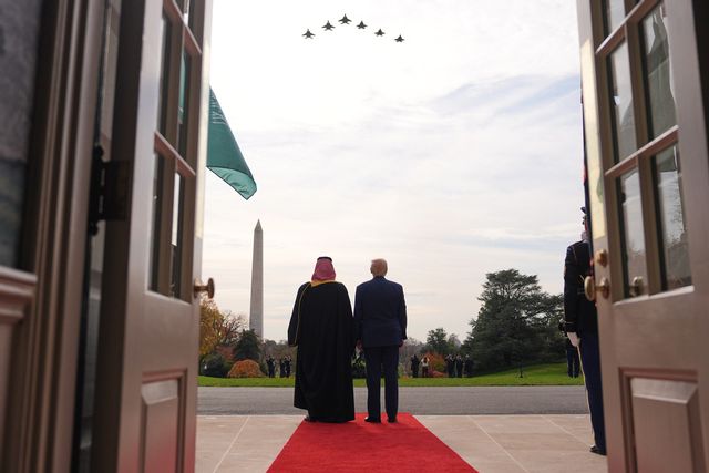 Saudiarabiens kronprins Mohammed bin Salman och USA:s president Donald Trump ser på när F-35 och F-15 flyger över Vita huset. Foto: Evan Vucci/AP/TT